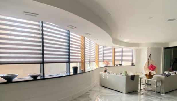 Зобаные жалюзи для коротких широких окон