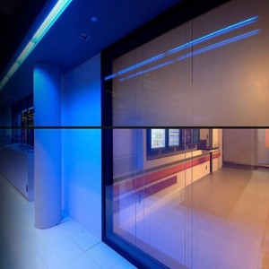 Переключаемая пленка для конфиденциальности с управлением электрическим освещением