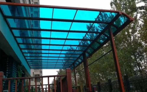 Что может привести к тому, что листы поликарбоната ПК легко треснут?