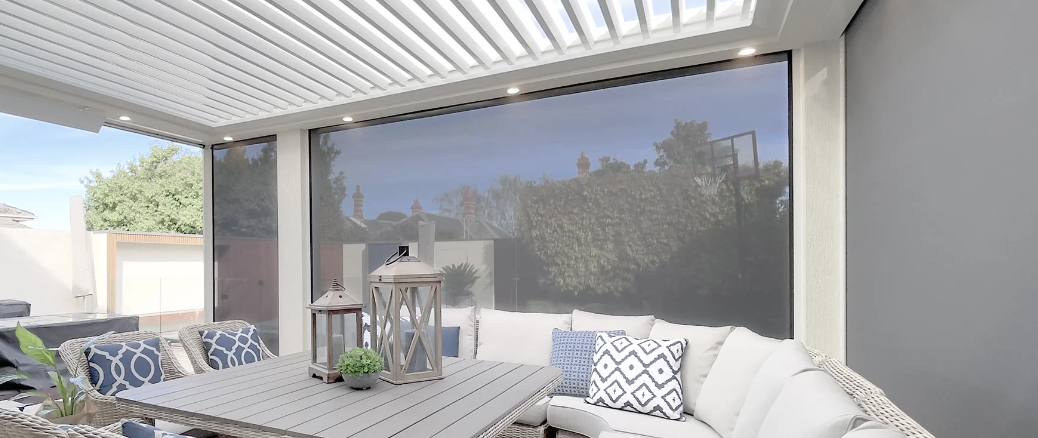 Защитите свой внутренний дворик от солнца с помощью рулонных штор