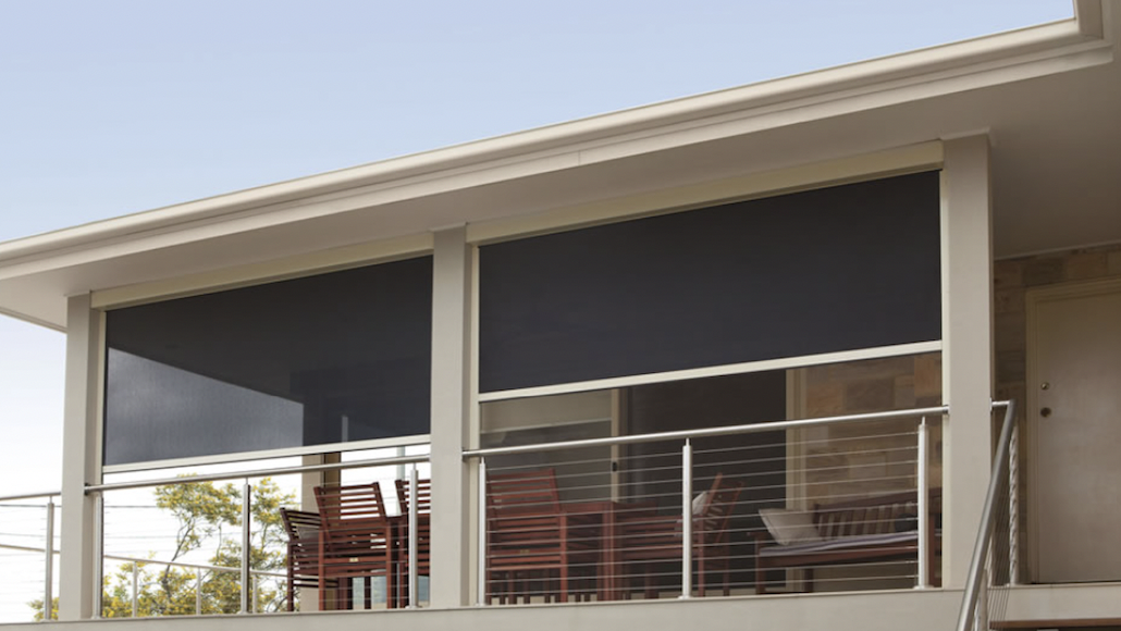 Защитите мебель и декор вашего патио с помощью рулонных штор