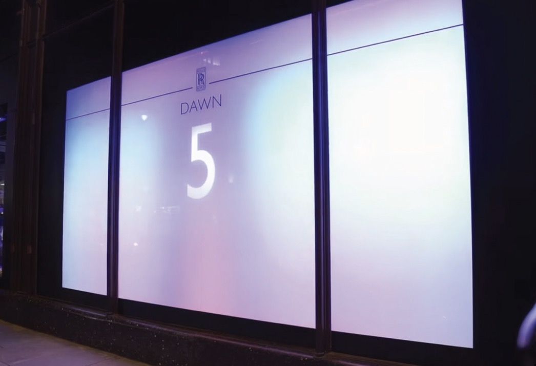 Переключаемый проекционный дисплей со стеклянным экраном