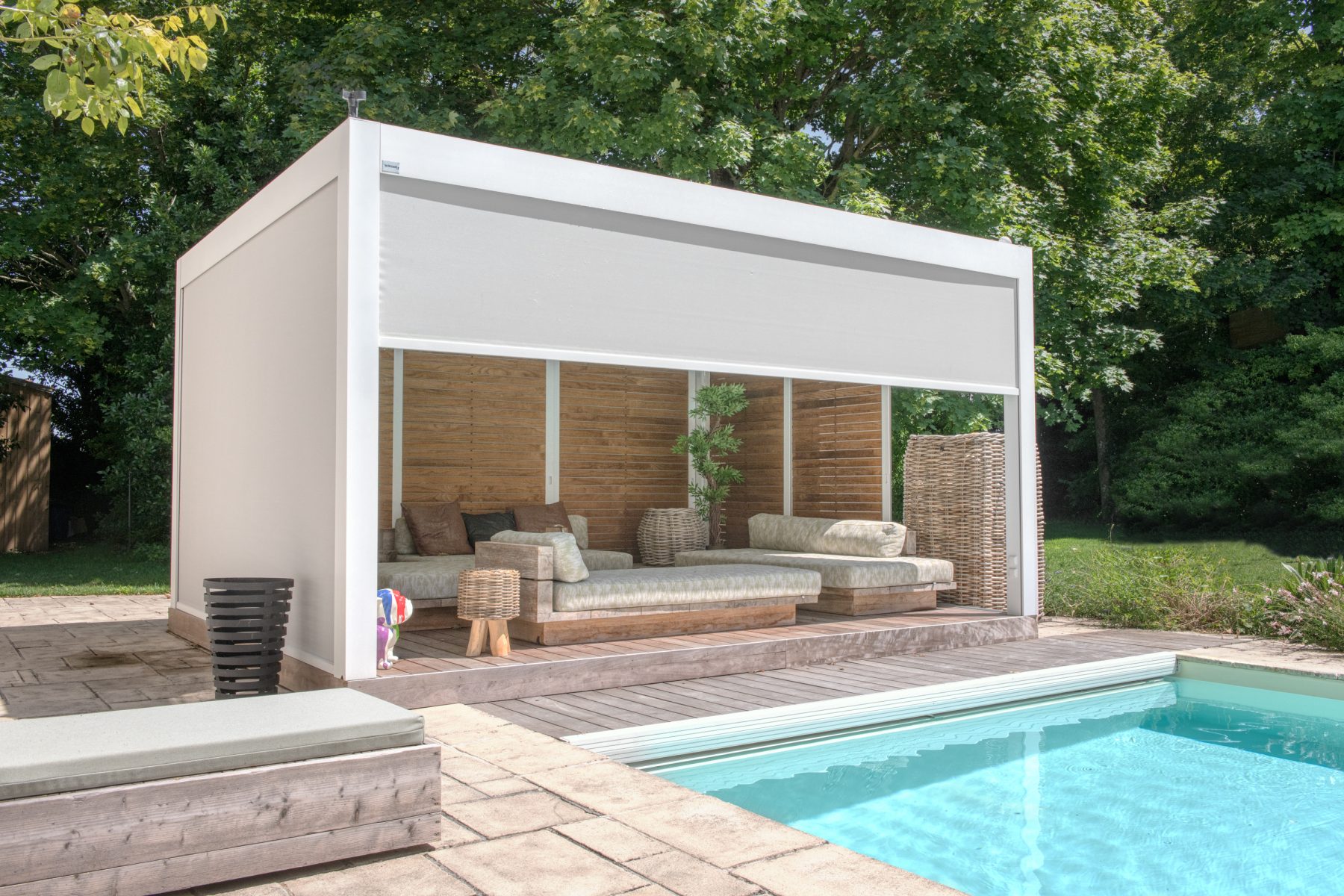 Преобразите свой внутренний дворик с помощью рулонных штор